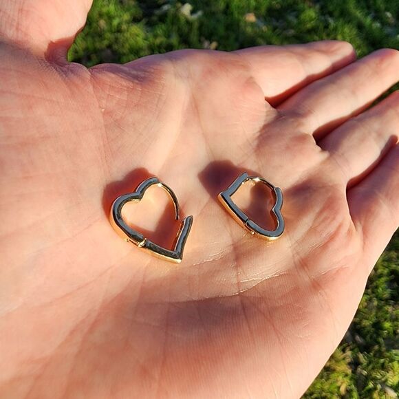 Heart Hoop Huggie Earrings in Yellow Gold - Picture 6 of 6